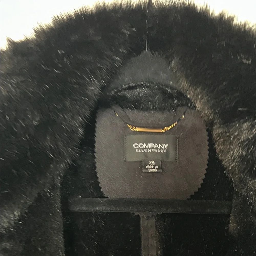 Chic Black Trench Coat with Faux Fur Trim - Picture 2 of 9